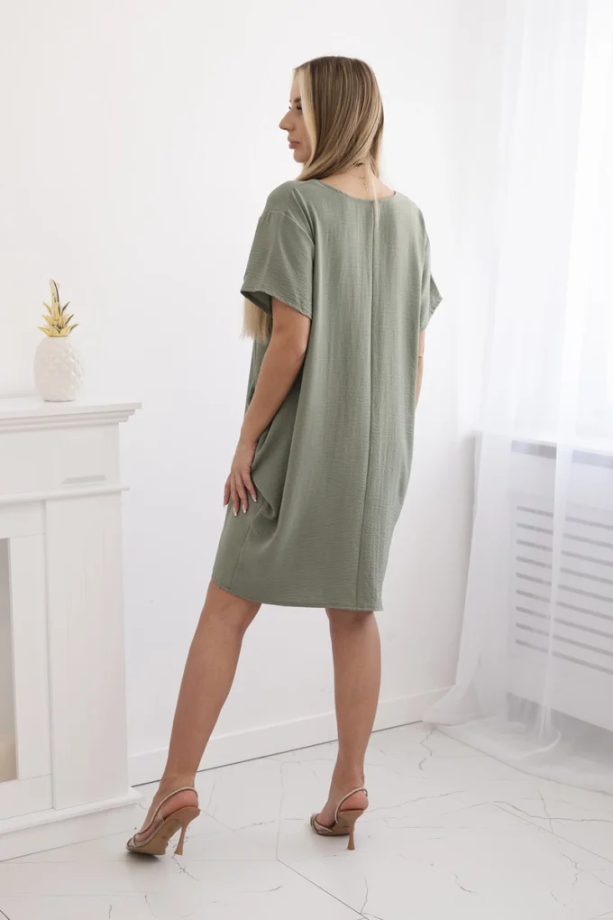 Sukienka z kieszeniami i wisiorkiem jasne khaki