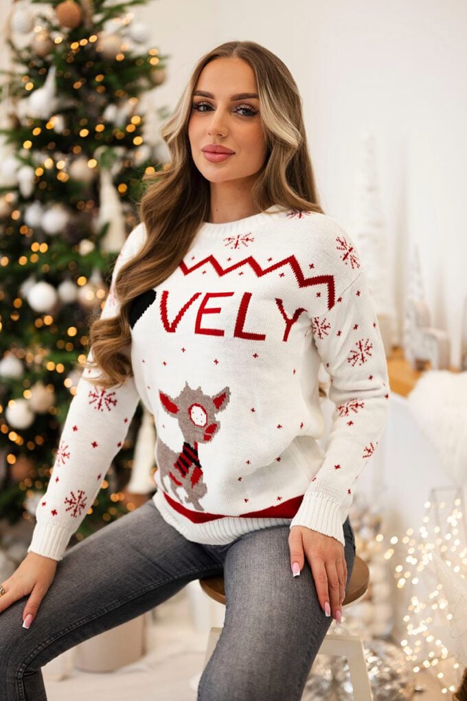 Świąteczny sweter z reniferem i napisem Lovely Ecru