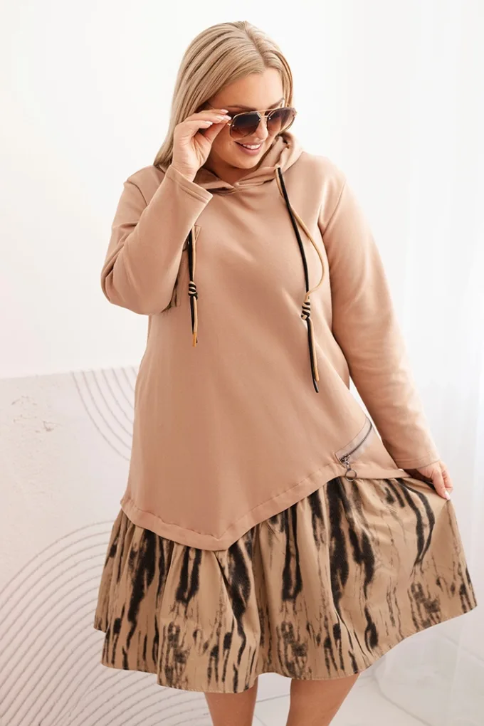 Sukienka damska Plus Size bawełniana z kapturem i falbaną camelowa
