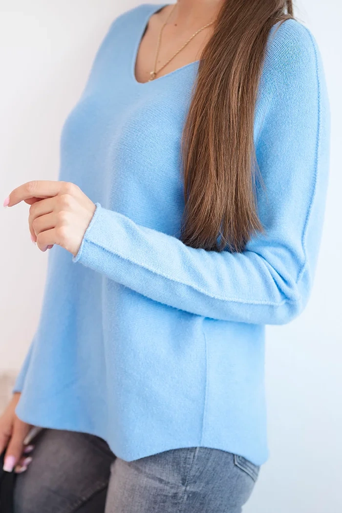Sweter damska z wiskozą z dekoltem w serek niebieski - obrazek 4