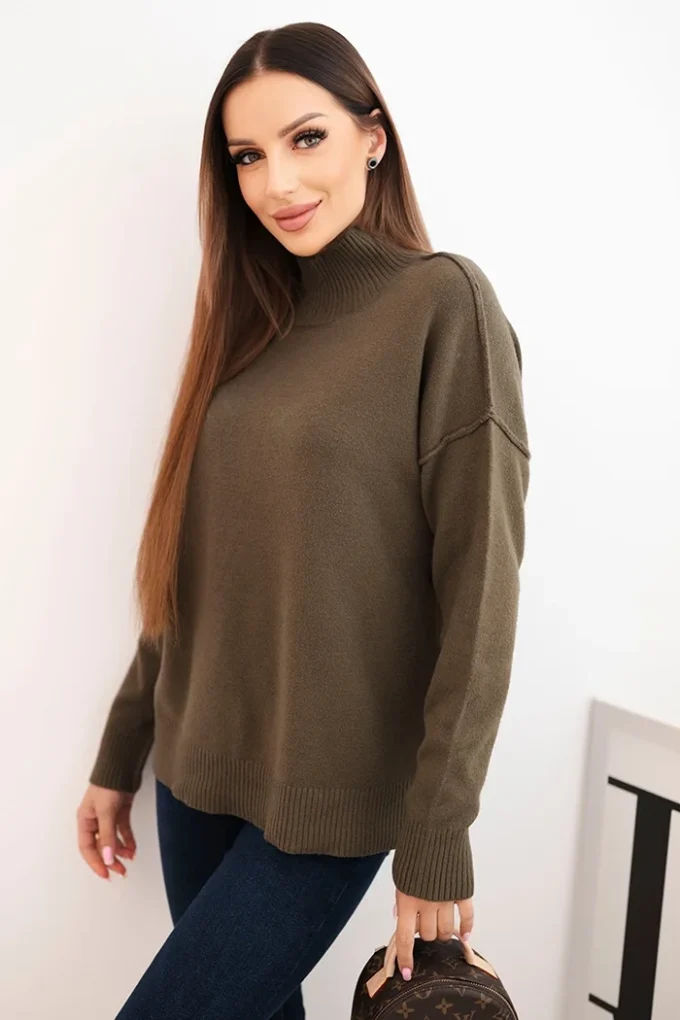 Sweter damski wiskozowy z prążkowanym półgolfem i luźnym fasonem khaki