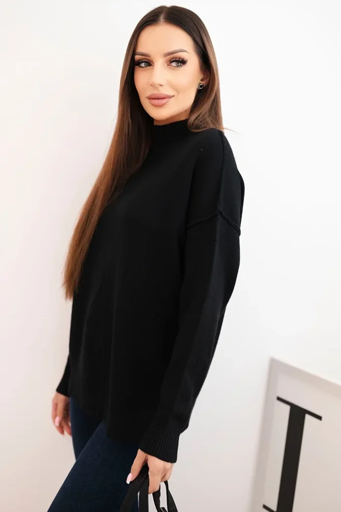 Sweter damski wiskozowy z prążkowanym półgolfem i luźnym fasonem czarny