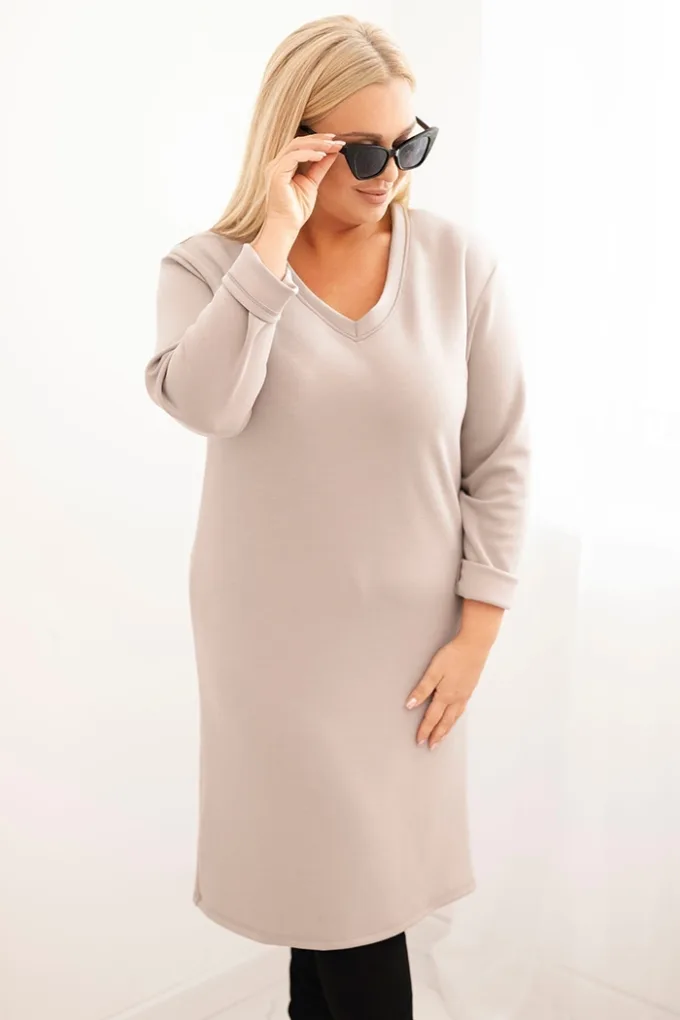 Sukienka damska Plus Size masełkowa z dekoltem V i rękawem ciemno beżowa