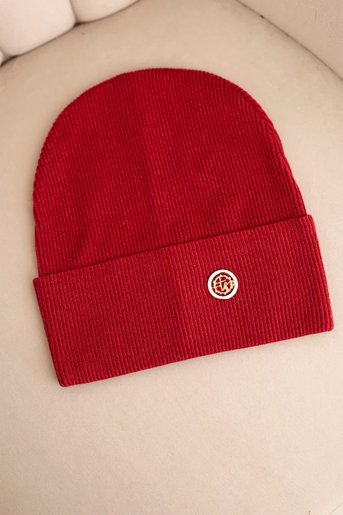 Czapka damska prążkowana z modalu i wiskozy z ozdobnym guzikiem bordowa - obrazek 3