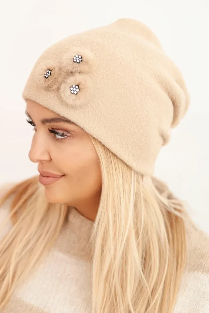 Czapka damska z ozdobnymi futrzanymi kwiatami elegancka camelowa
