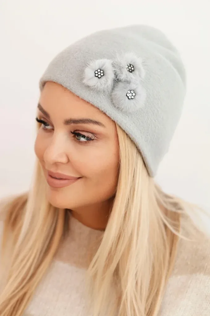 Czapka damska z ozdobnymi futrzanymi kwiatami elegancka jasno szara