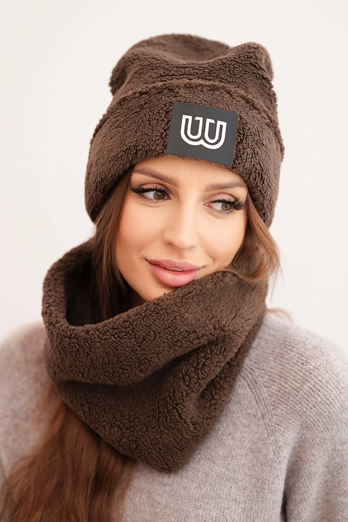 Komplet damski polarowy czapka i komin z ozdobną naszywką brązowy