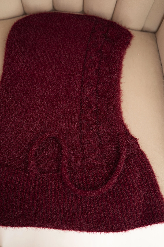 Czapka kaptur damski z wiązaniem i warkoczowym splotem bordowa - obrazek 3