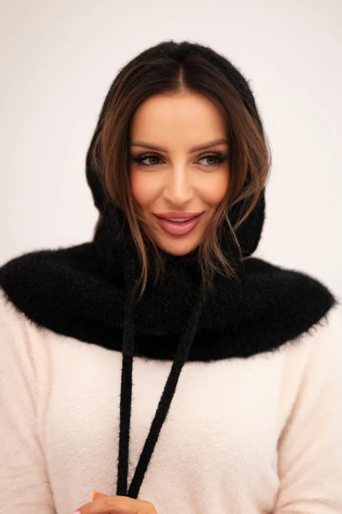 Czapka kaptur damski z wiązaniem i warkoczowym splotem czarna