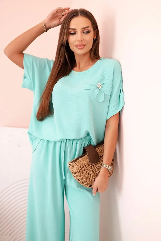Komplet damski z wiskozy z ozdobnym kwiatem i szerokimi spodniami miętowy