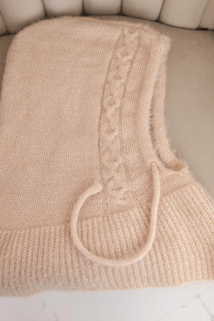 Czapka kaptur damski z wiązaniem i warkoczowym splotem beżowa - obrazek 3