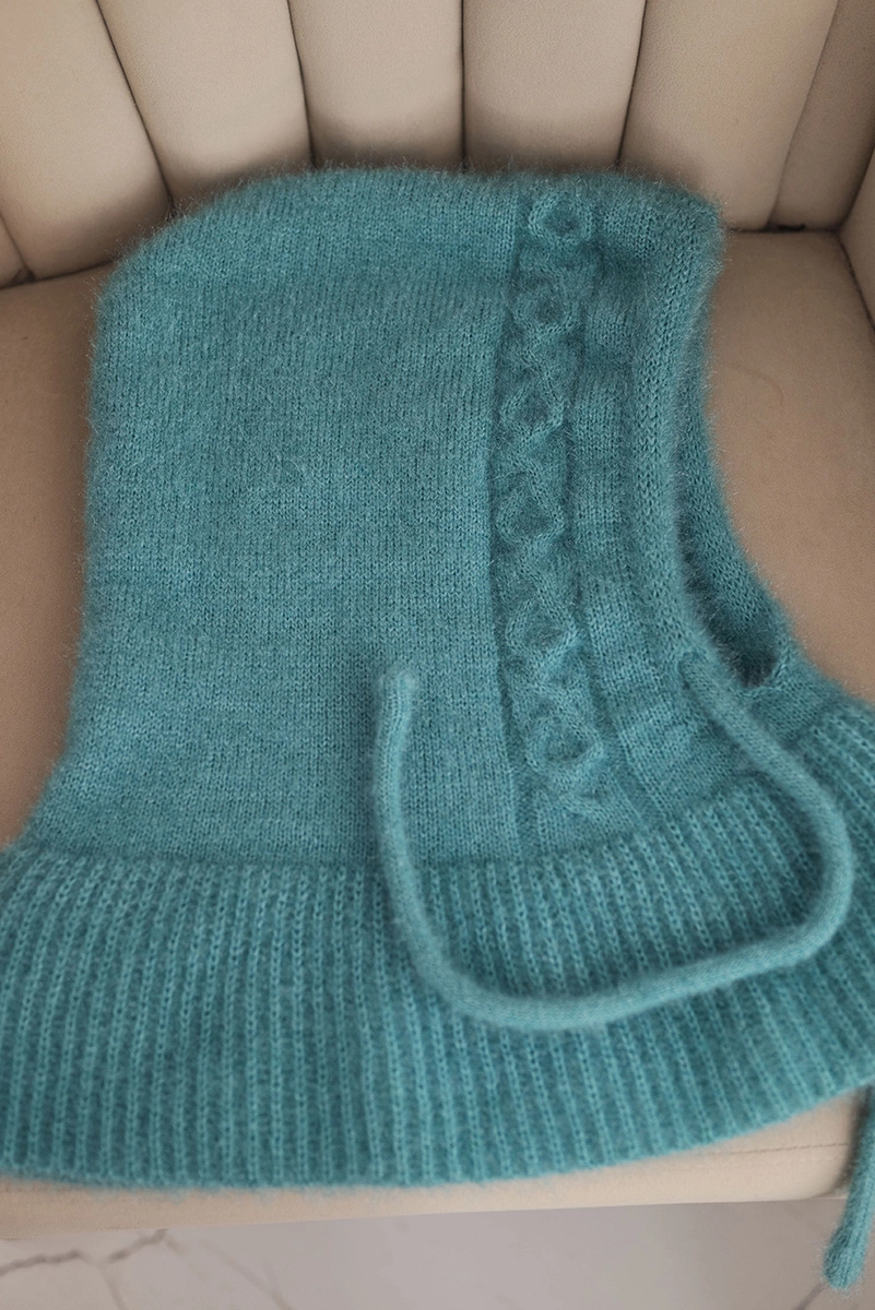 Czapka kaptur damski z wiązaniem i warkoczowym splotem miętowa - obrazek 3