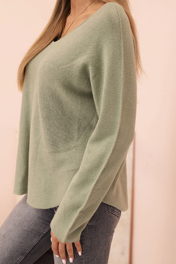 Sweter damska z wiskozą z dekoltem w serek jasny khaki - obrazek 3