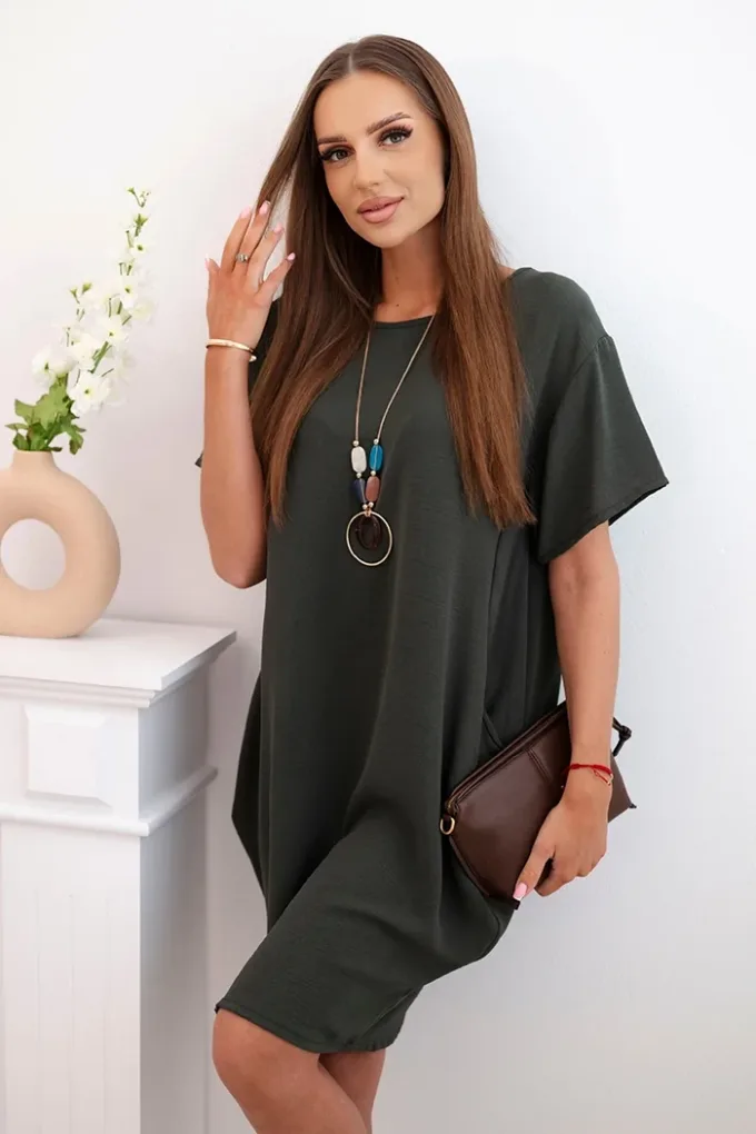 Sukienka z kieszeniami i wisiorkiem khaki