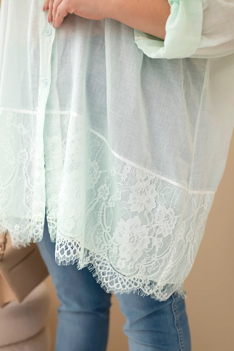 Koszula damska Plus Size bawełniana przecierana z koronkowym wykończeniem miętowa - obrazek 4