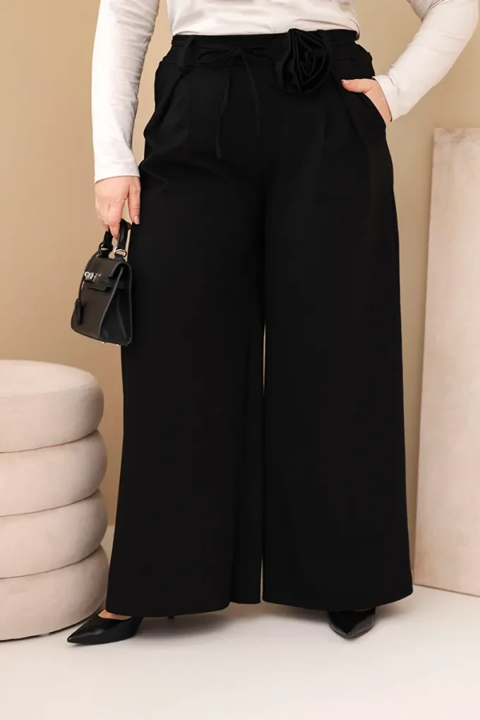 Spodnie damskie Plus Size z szeroką nogawką i ozdobnym kwiatem w talii czarne