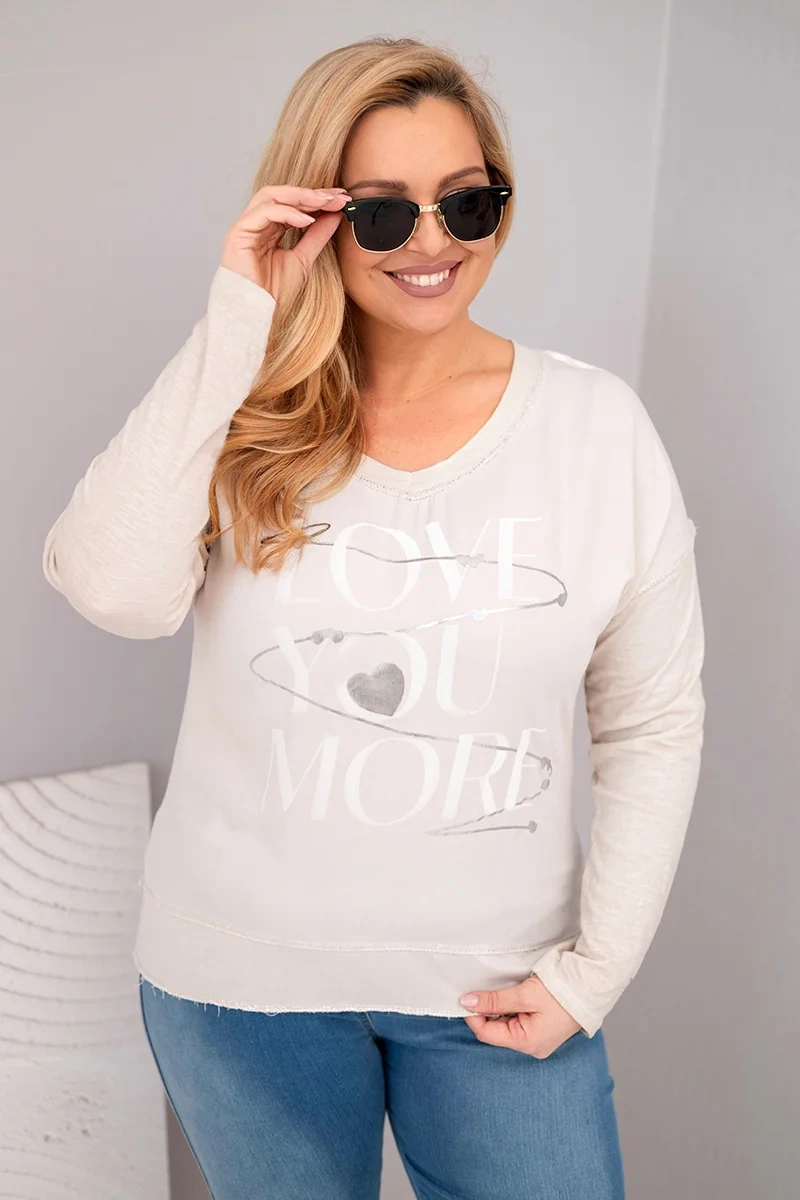 Bluzka damska Plus Size przecierana z napisem Love You More beżowa