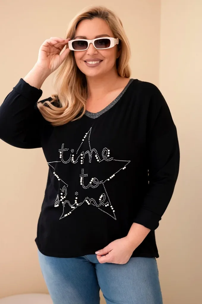 Bluzka damska Plus Size przecierana z napisem i perełkami czarna