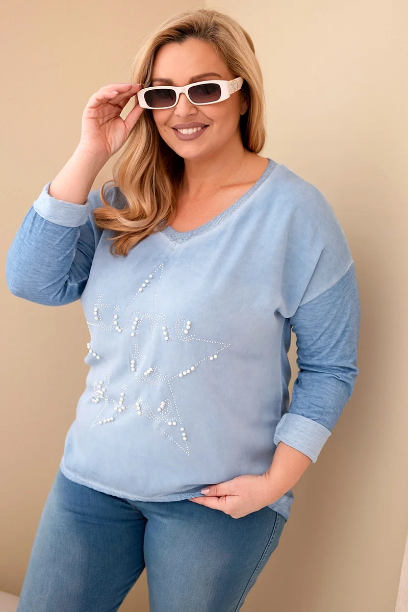Bluzka damska Plus Size przecierana z napisem i perełkami jeansowa