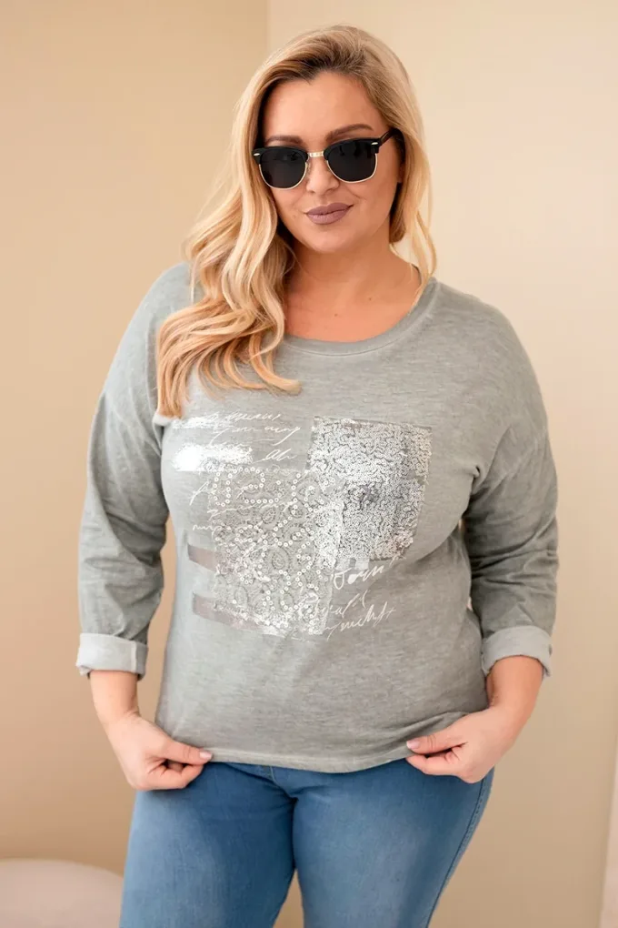 Bluzka damska Plus Size przecierana z nadrukiem i dłuższym tyłem khaki