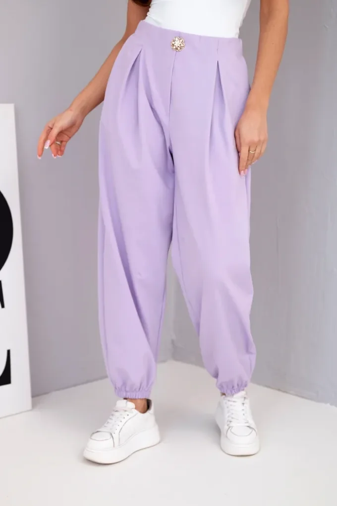 Spodnie damskie bawełniane z wysokim stanem i ozdobnym guzikiem jasno fioletowe