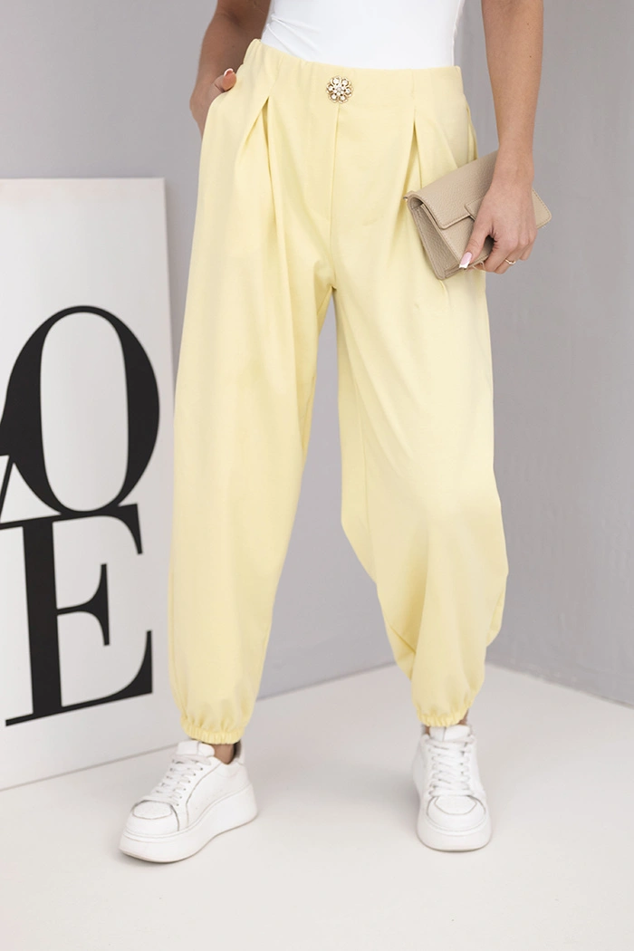 Spodnie damskie bawełniane z wysokim stanem i ozdobnym guzikiem żółte