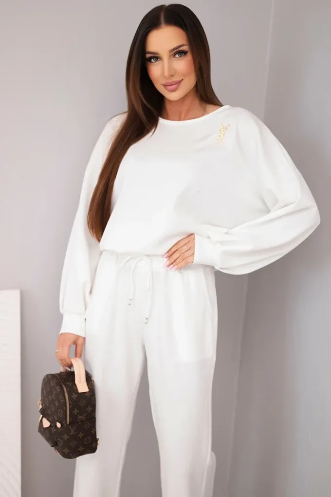 Komplet damski masełko bluza z broszką i spodnie z prostą nogawką ecru