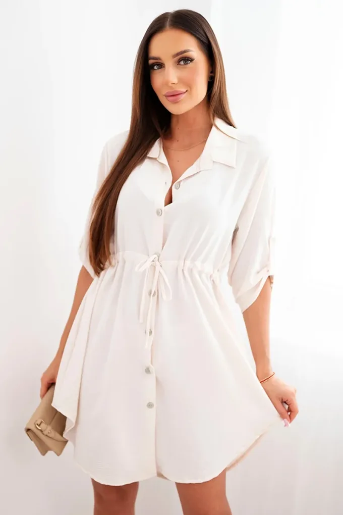 Sukienka z zapięciem na guziki i wiązaniem w talii jasno beżowa