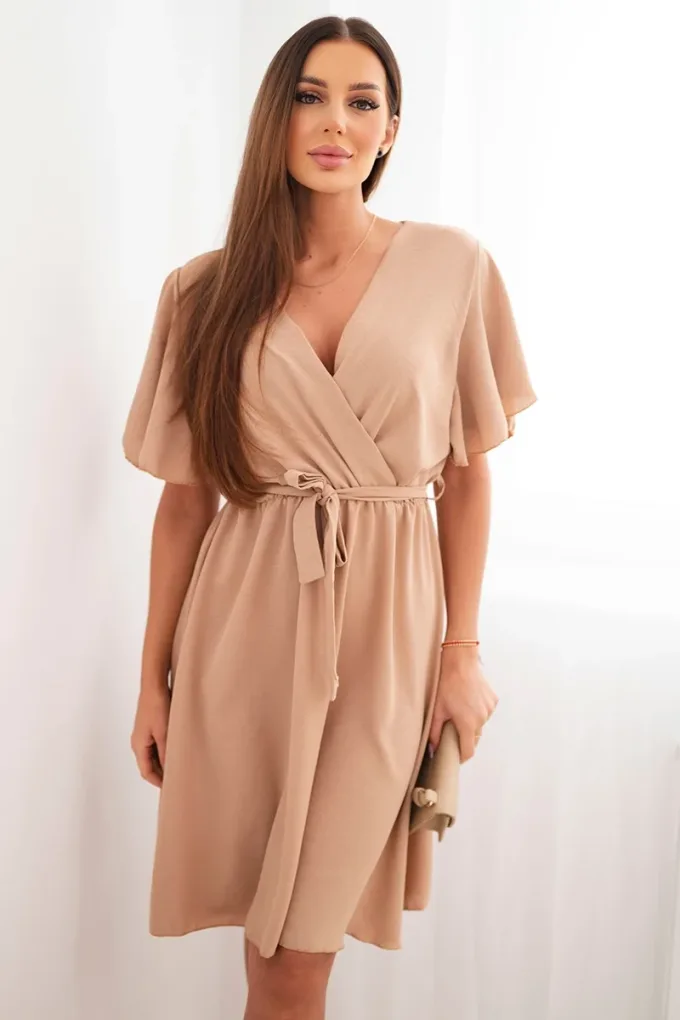 Sukienka z przekładanym dekoltem jasno camelowa