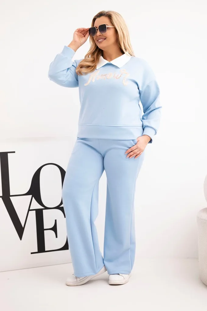 Komplet damski masełko Plus Size z szerokimi nogawkami i kołnierzykiem niebieski