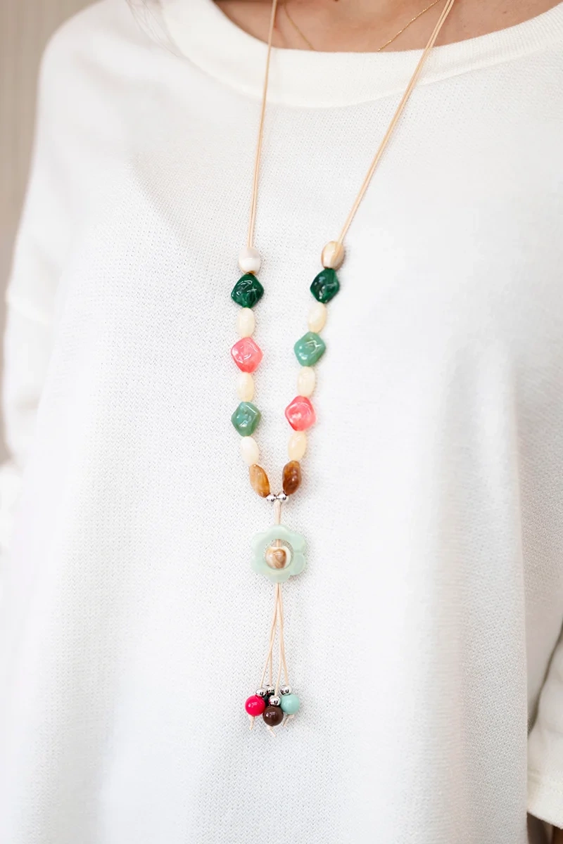 Bluzka sweterkowa z naszyjnikiem ecru - obrazek 7