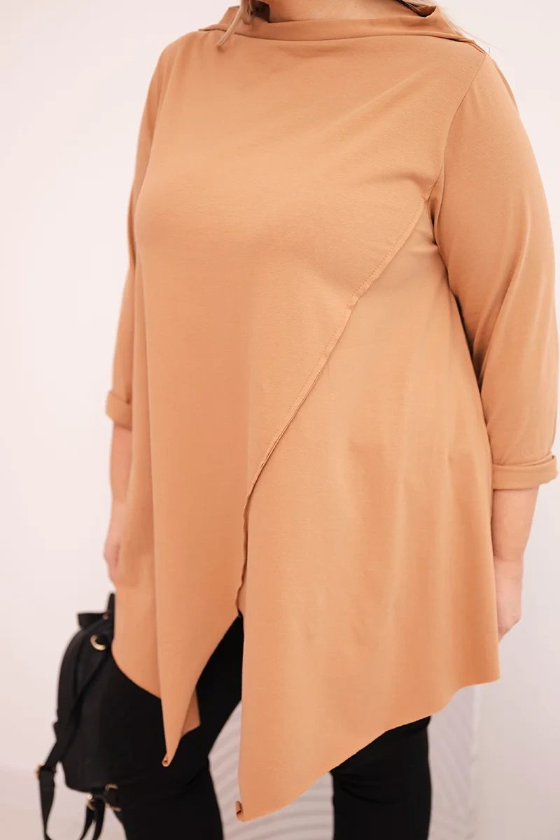 Bluzka damska bawełniana Plus Size asymetryczna z podwijanym rękawem jasno camelowa - obrazek 4