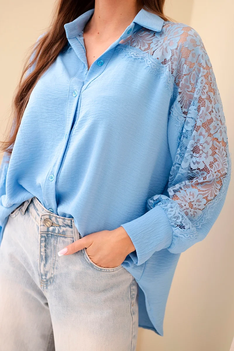 Koszula damska wiskozowa z koronkowymi rękawami i kołnierzykiem niebieska - obrazek 4