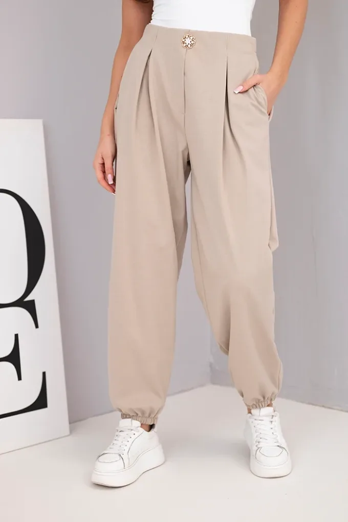Spodnie damskie bawełniane z wysokim stanem i ozdobnym guzikiem beżowe