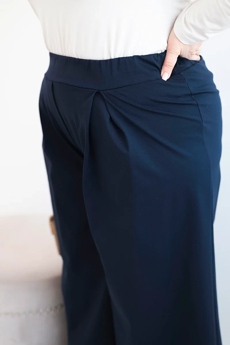 Spodnie damskie Plus Size z szerokimi nogawkami i plisowaniem granatowe - obrazek 6