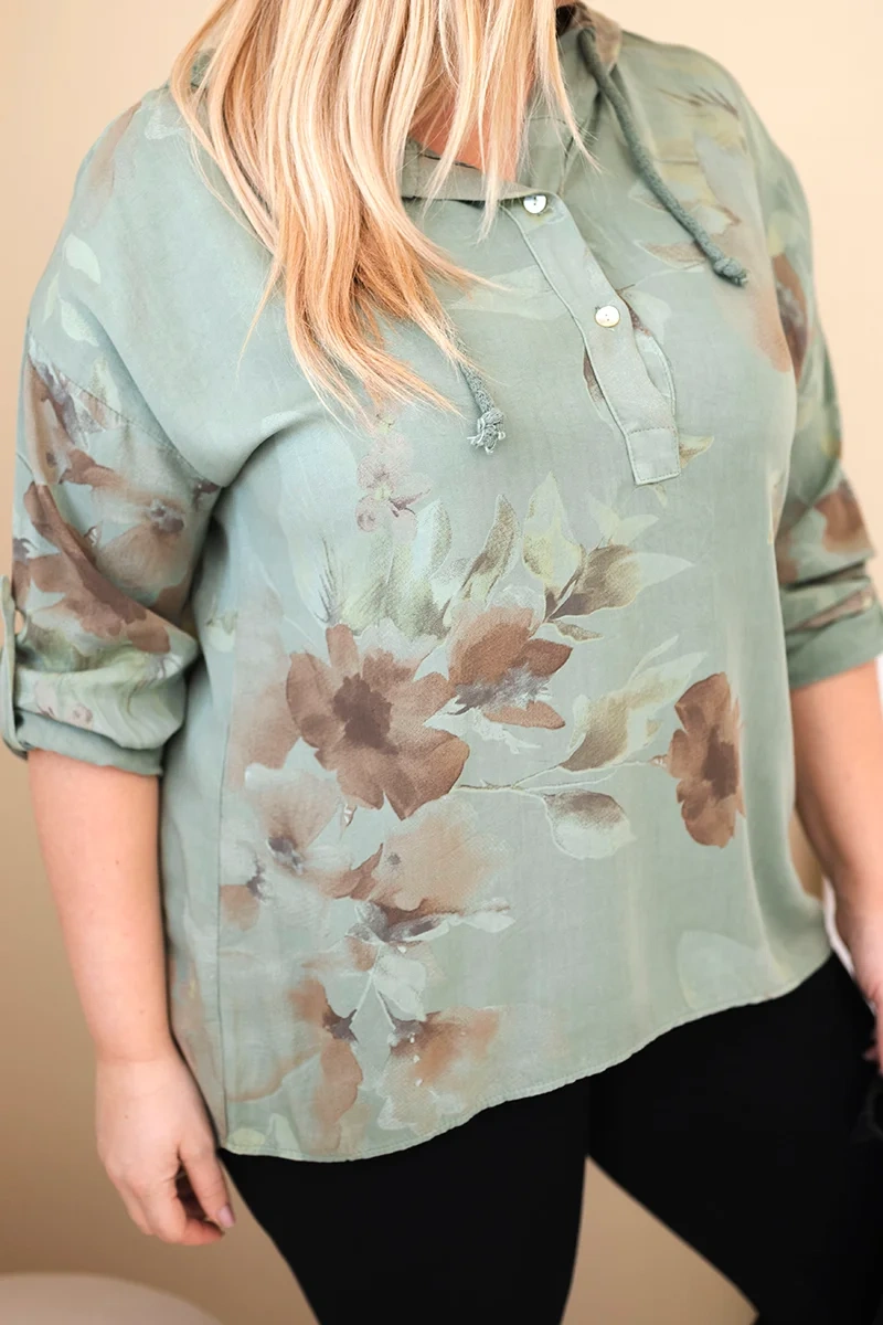 Bluzka damska Plus Size z wiskozy z kapturem i kwiatowym wzorem khaki - obrazek 3