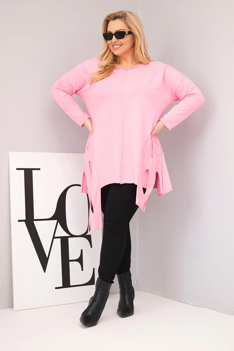 Bluzka damska bawełniana Plus Size z asymetrycznym dołem i wycięciami jasno różowa - obrazek 2