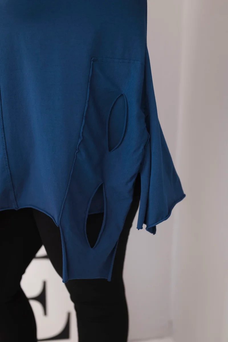 Bluzka damska bawełniana Plus Size z asymetrycznym dołem i wycięciami granatowa - obrazek 4
