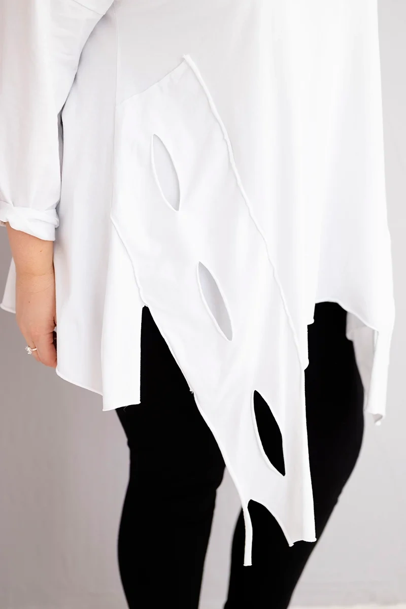 Bluzka damska bawełniana Plus Size z asymetrycznym dołem i wycięciami biała - obrazek 4
