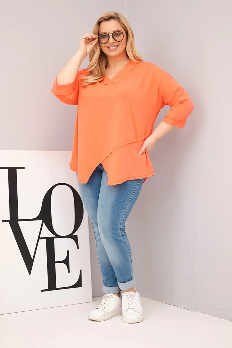 Bluzka damska bawełniana Plus Size z głębokim dekoltem V i asymetrycznym dołem morelowa - obrazek 2