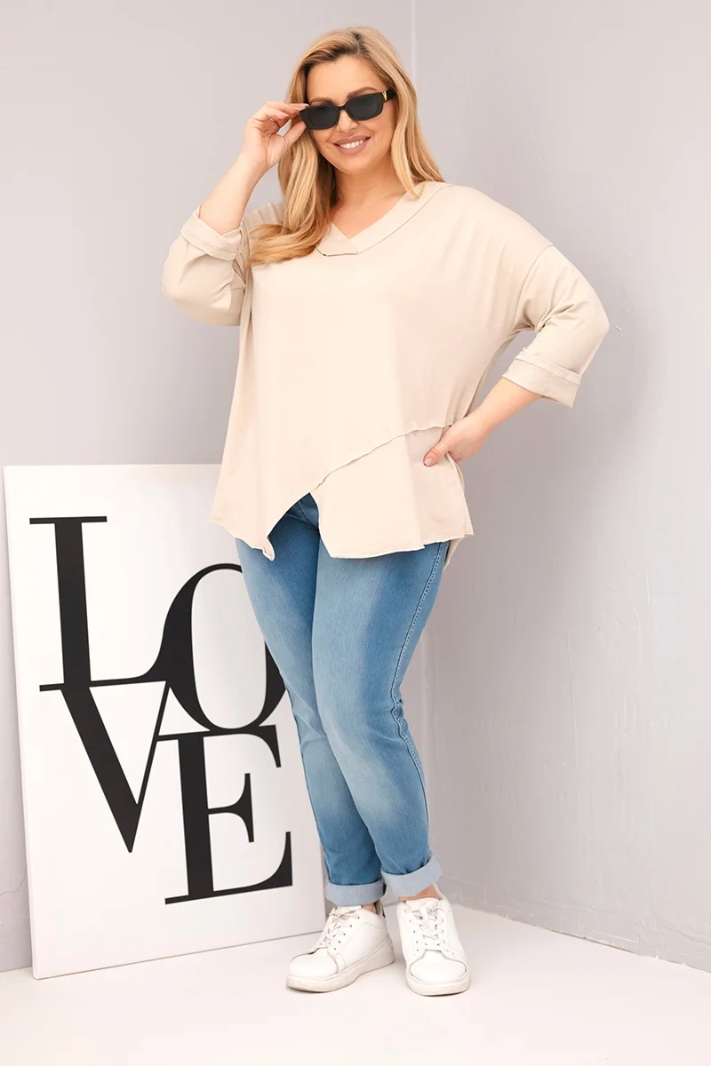 Bluzka damska bawełniana Plus Size z głębokim dekoltem V i asymetrycznym dołem beżowa - obrazek 2