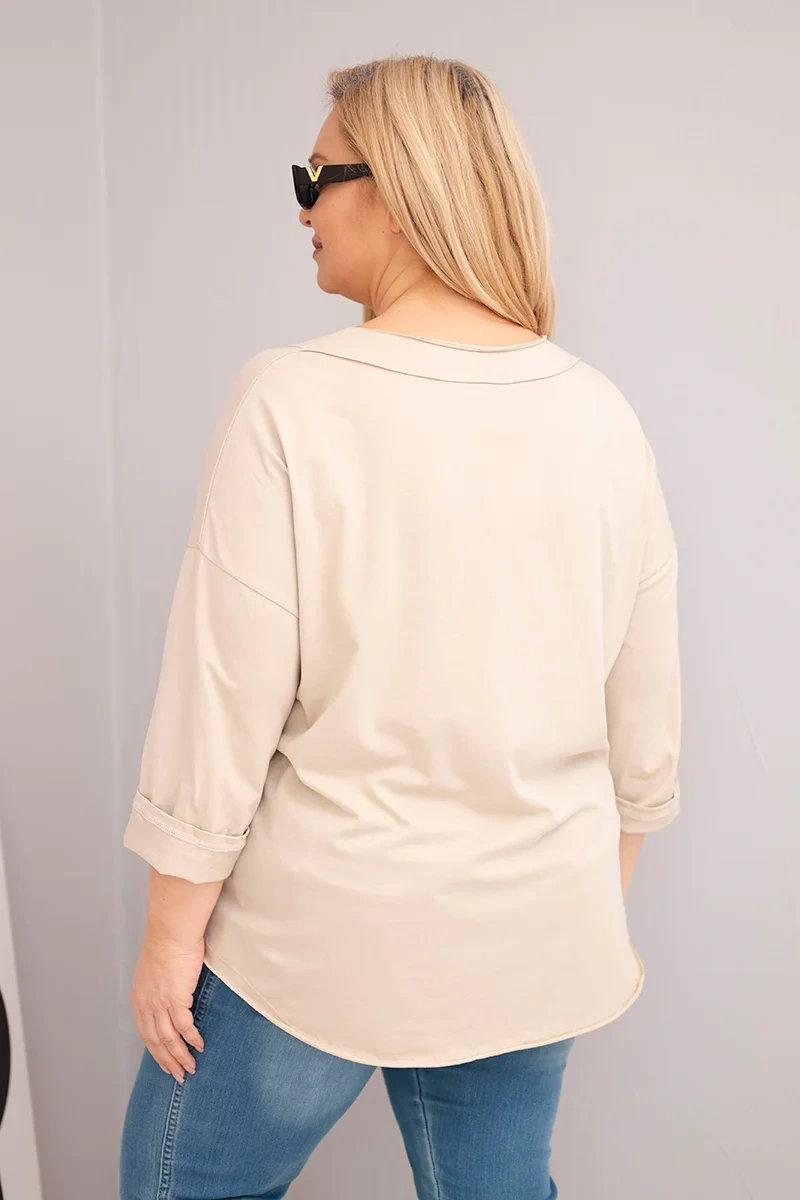 Bluzka damska bawełniana Plus Size z głębokim dekoltem V i asymetrycznym dołem beżowa - obrazek 3