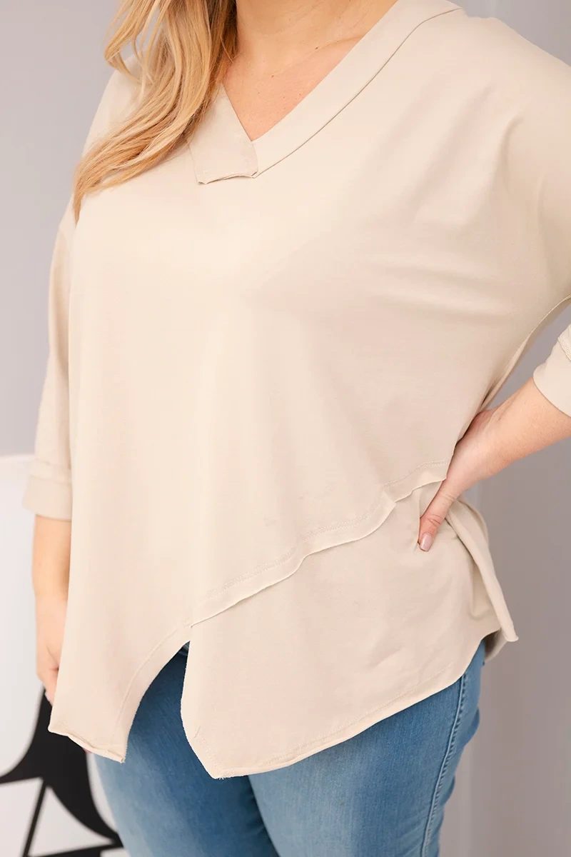 Bluzka damska bawełniana Plus Size z głębokim dekoltem V i asymetrycznym dołem beżowa - obrazek 4