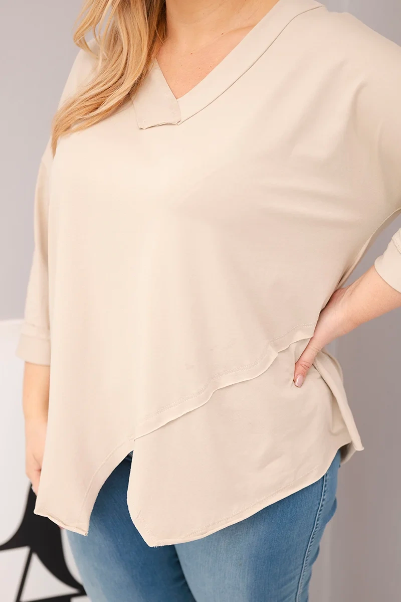 Bluzka damska bawełniana Plus Size z głębokim dekoltem V i asymetrycznym dołem beżowa - obrazek 4