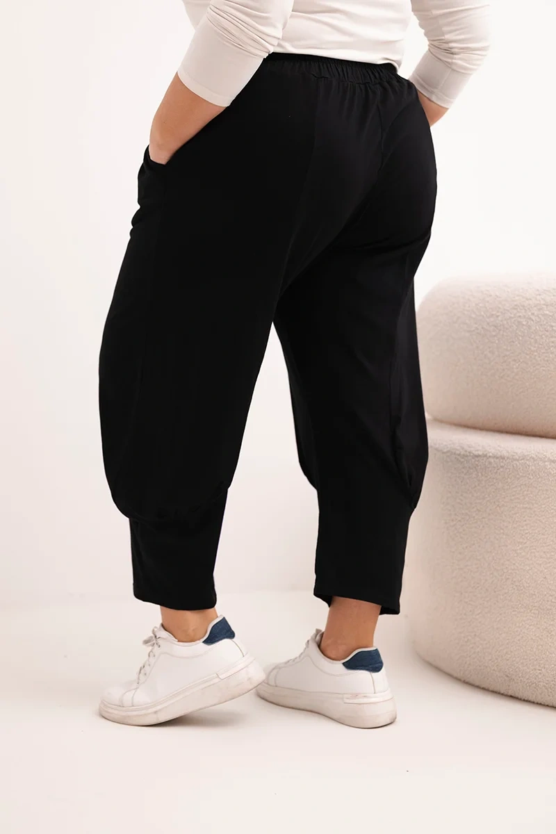 Spodnie damskie Plus Size z obniżonym krokiem i gumką w pasie czarne - obrazek 3