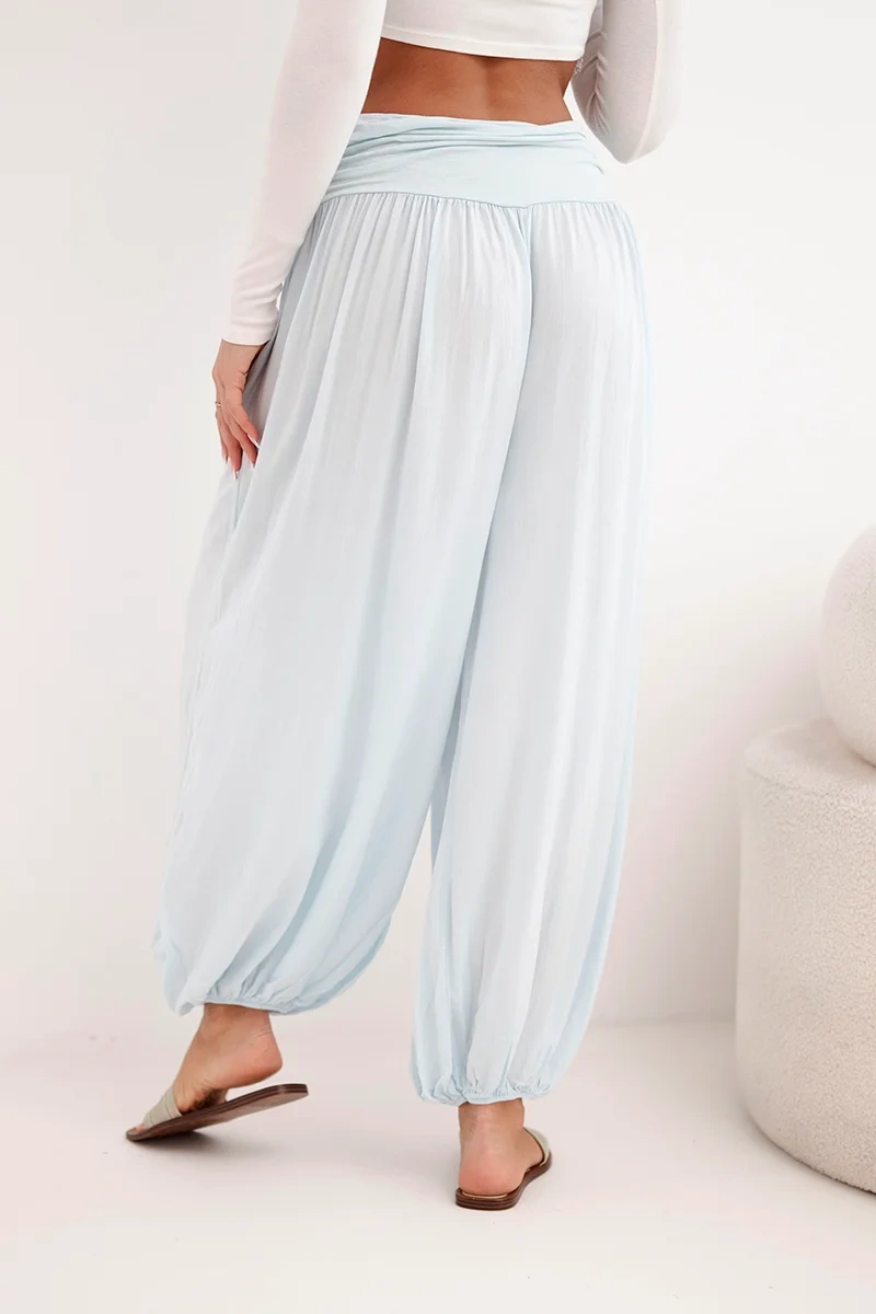 Spodnie damskie wiskozowe z szeroką nogawką i marszczeniami niebieskie - obrazek 3