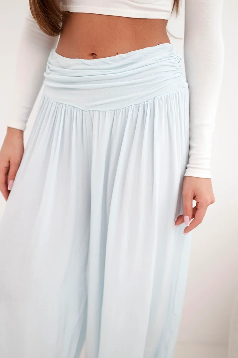 Spodnie damskie wiskozowe z szeroką nogawką i marszczeniami niebieskie - obrazek 4