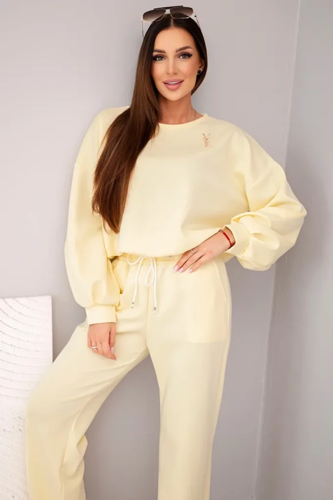 Komplet damski masełko bluza z broszką i spodnie z prostą nogawką żółty