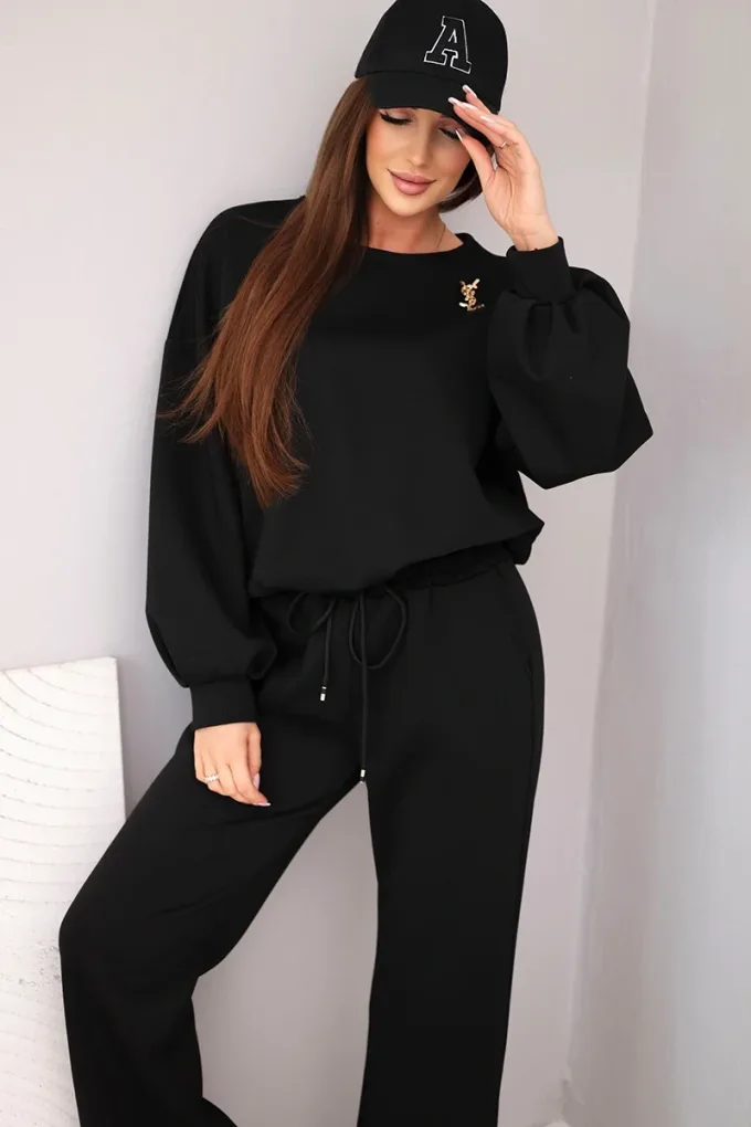 Komplet damski masełko bluza z broszką i spodnie z prostą nogawką czarny