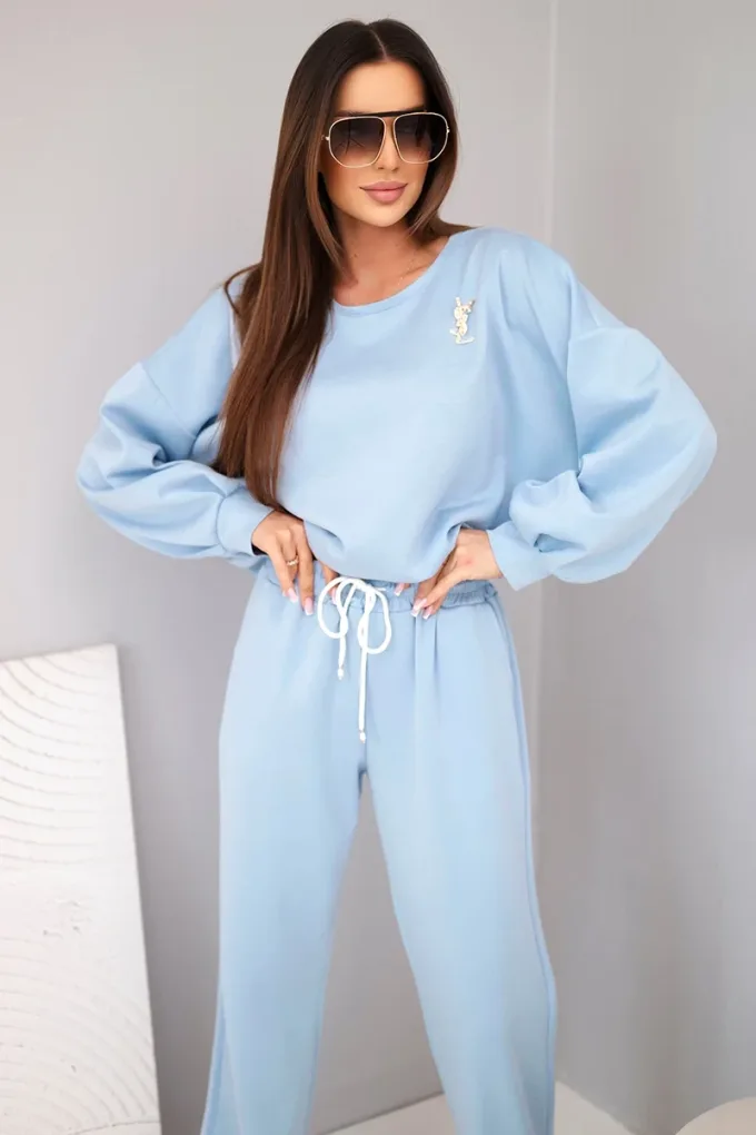 Komplet damski masełko bluza z broszką i spodnie z prostą nogawką niebieski